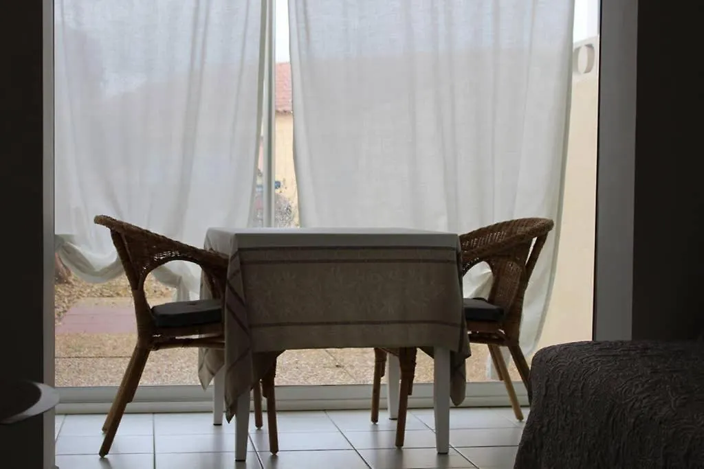 Studio Meuble 30 M2 La Londe Les Maures , 900 M Des Plages Apartment  La Londe-les-Maures
